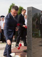 Вадим Красносельский: «Сегодня, преклоняя колени перед могилами наших защитников, мы должны сделать все возможное, чтобы продолжить дело, ради которого они положили свои жизни. И в этом нужно больше надеяться на себя, на собственные силы, делать все, чтобы сохранить республику, укрепить ее независимость». 19.06.2016.