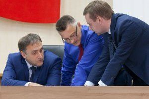 Александр Щерба: «Вследствие непродуманных действий специалистов ПРБ мы пришли к дефициту валюты, реанимации теневого валютного рынка, двойному курсу – официальному и реальному, который выше первого ¬– инфляции и росту цен. В общем, создали коллапс на валютном рынке и в экономике. ПРБ и впредь намерен зарабатывать или все же сконцентрируется на реализации своего главного предназначения – проведения ответственной денежно-кредитной политики?» 15.06.2016.