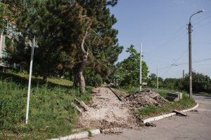 начат ремонт тротуара по улице Ленинградской в Бендерах