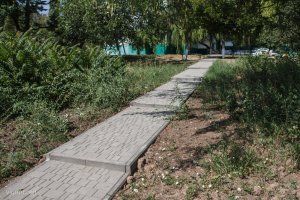 обустройство пешеходных зон возле многоэтажных домов микрорайона "Солнечный" по программе "Тропинка"