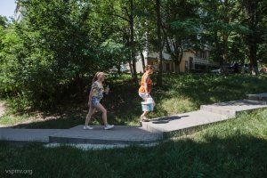 обустройство пешеходных зон возле многоэтажных домов микрорайона "Солнечный" по программе "Тропинка"