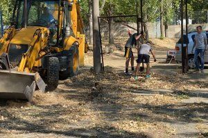 на месте заброшенной территории, где будет новый сквер, работает техника